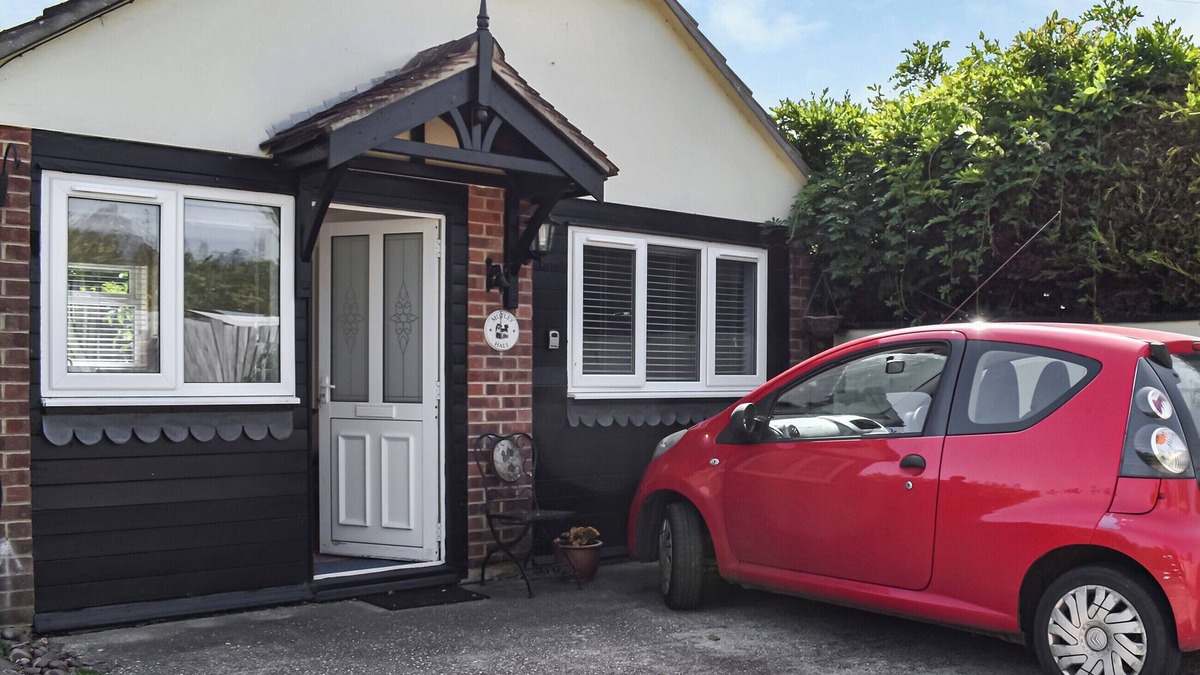 Ford Cottage | 1 bedroom accommodation in Chichester, near Bognor Regis