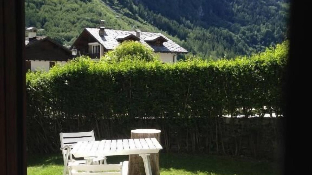 Pallusieux Apartment | 1 bedroom apartment with private garden and Mt. Blanc