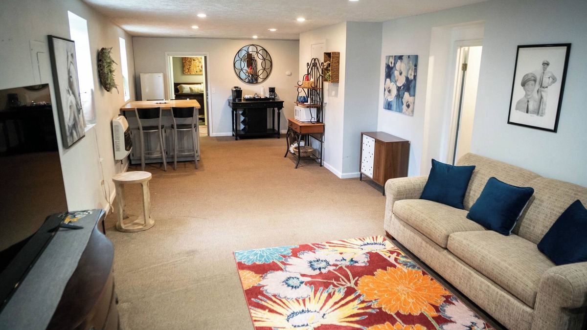 Pilot Mountain Apartment | 1-bedroom apartment, sleeps 4, in lovely Pilot Mountain-walk to Main st! Unit 2
