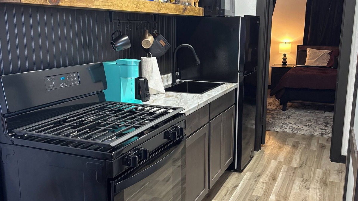 Duncan Apartment | 1-bedroom apartment in amazing Duncan with access to full gym