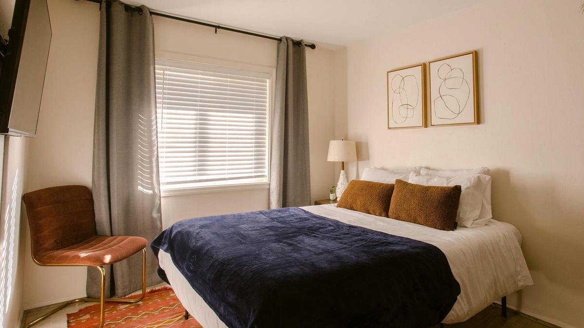 Gold Hill Apartment | 1 Bedroom Apartment just off of I-5 Rogue River Views! Fully equipped kitchen & Roku TV.