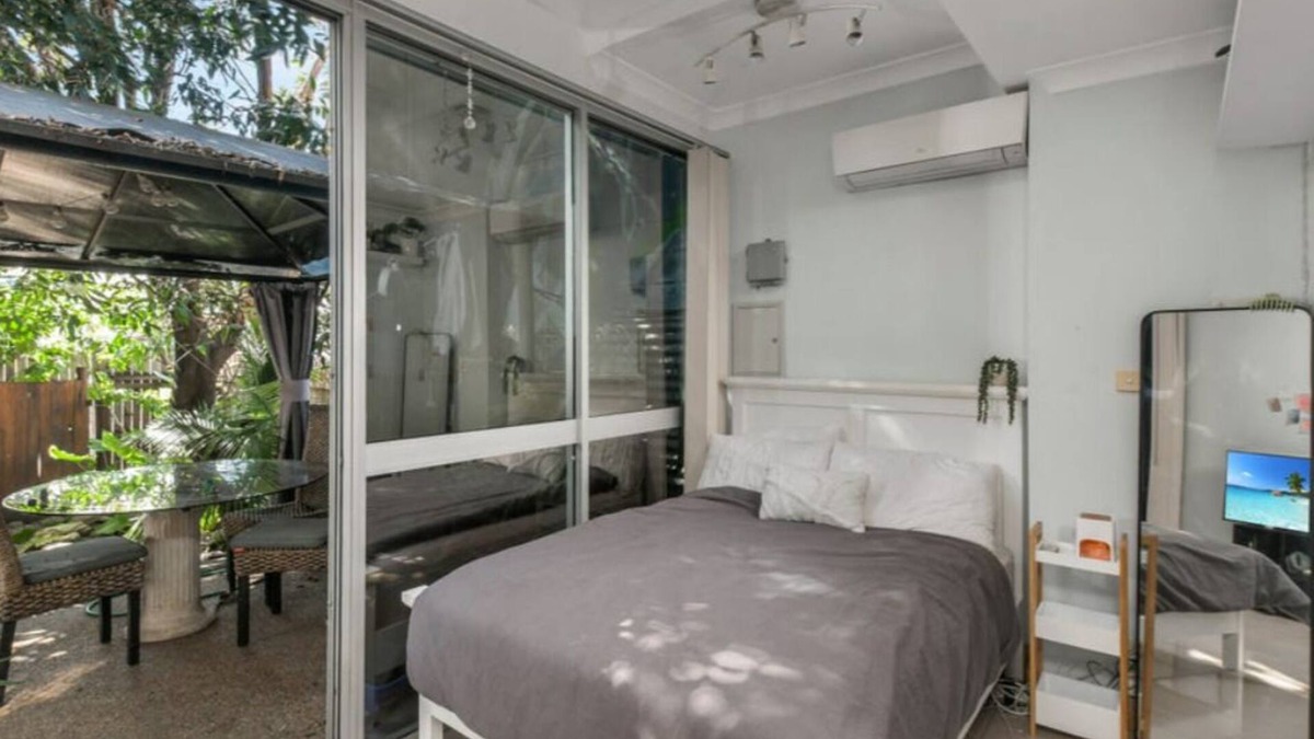 Portsmith Apartment | 1 Bedroom Apartment, Private Courtyard.