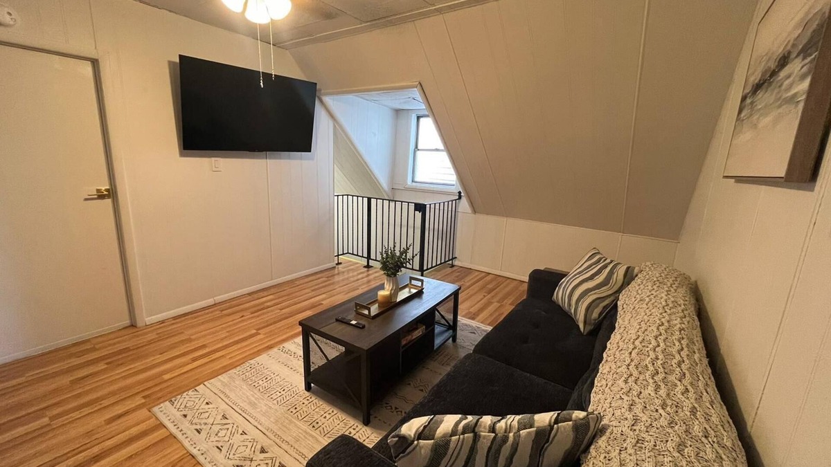 Elizabeth Apartment | 1 bedroom apt 10 mins to EWR and 30 mins to NYC