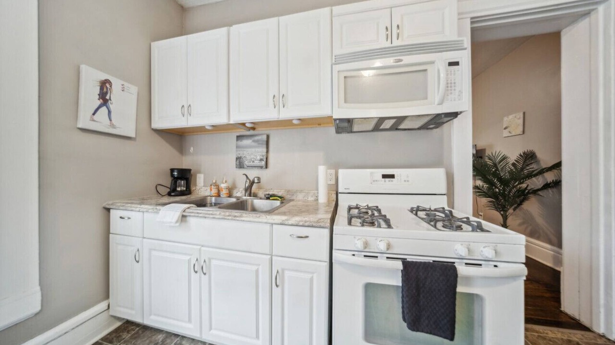 Highland Square Apartment | 1 Bedroom Apt in Central Akron - recently remodeled, Highland Square area, Smart TVs