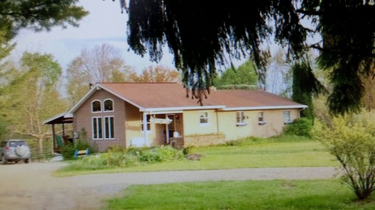 Russell Apartment | 1 bedroom apt nestled in 40 acres of nature. 5 star air bnb rating!