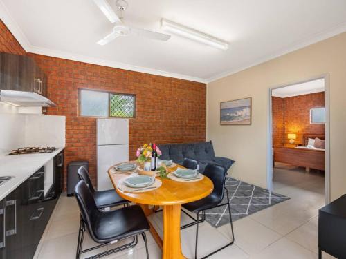 Robertson House | 1 Bedroom Comfy Unit Sleep close to mall and bus