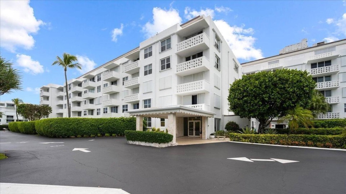 Palm Beach Condo | 1 Bedroom Condo 435107 by Houzlet