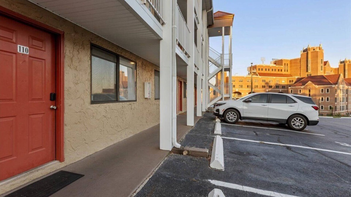 Tallahassee Condo | 1 Bedroom Condo Shadowing Doak Campbell Stadium