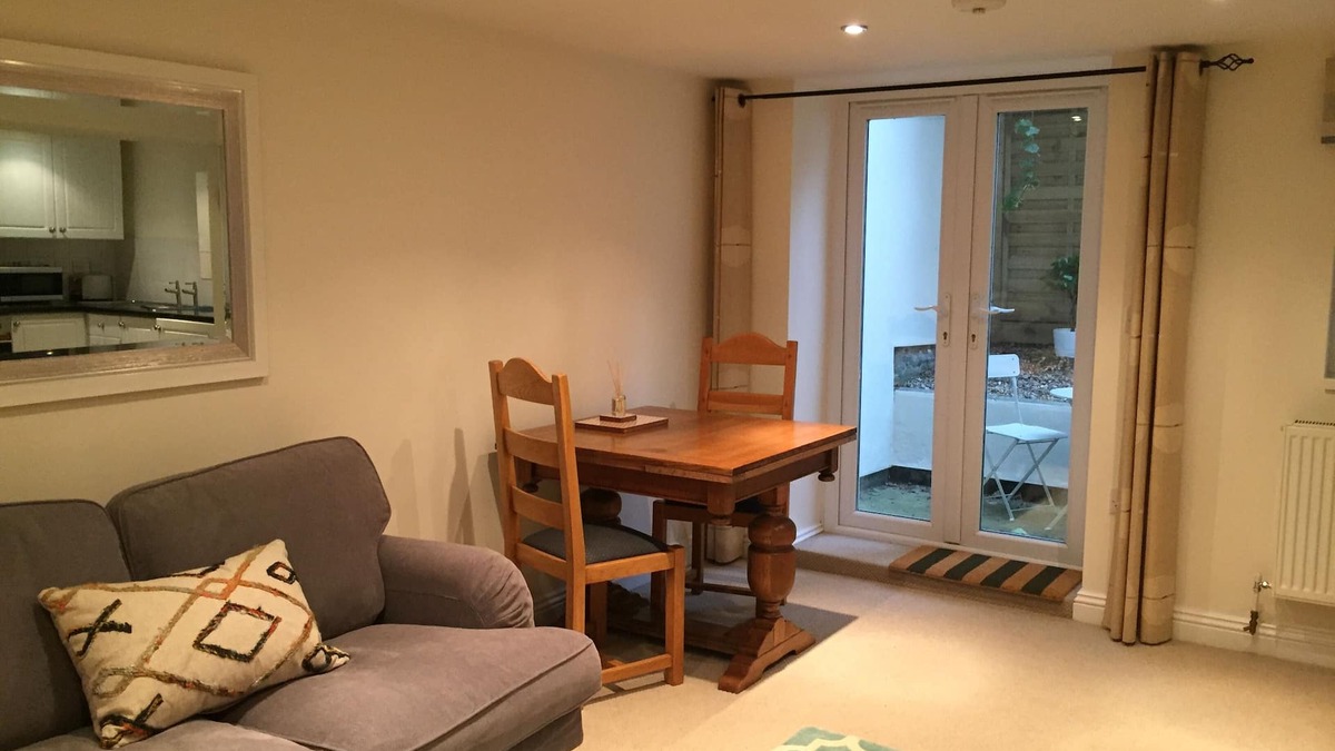 Cheltenham Apartment | 1 bedroom courtyard apartment, Central Cheltenham