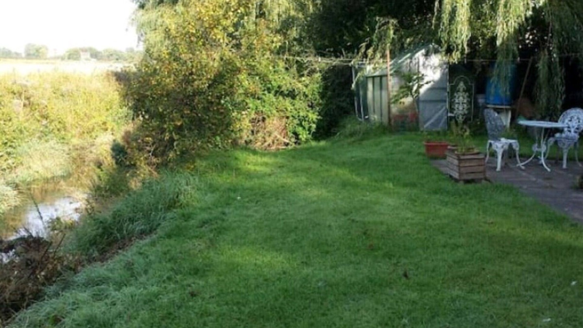Parbold Apartment | 1 bedroom flat next to a river (sleeps 4)