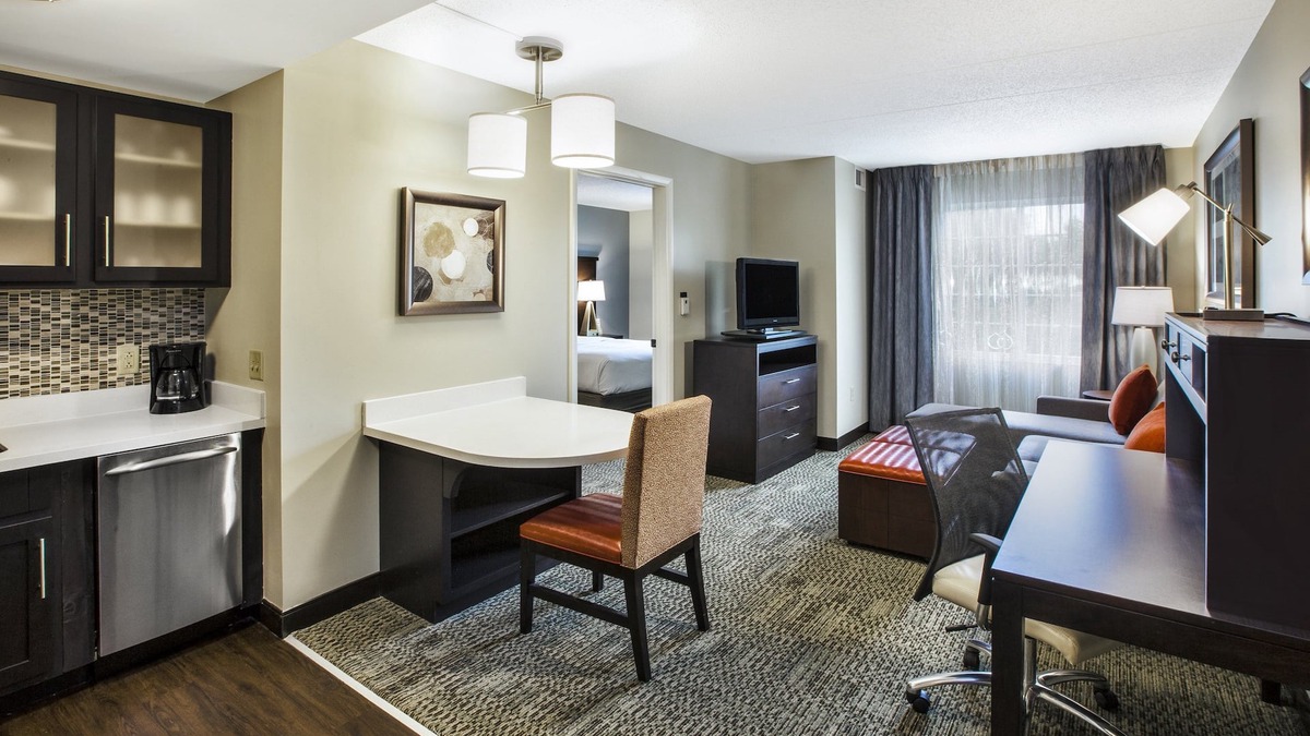 Mayfield Heights Condo | 1 Bedroom | Free Breakfast Buffet Included!