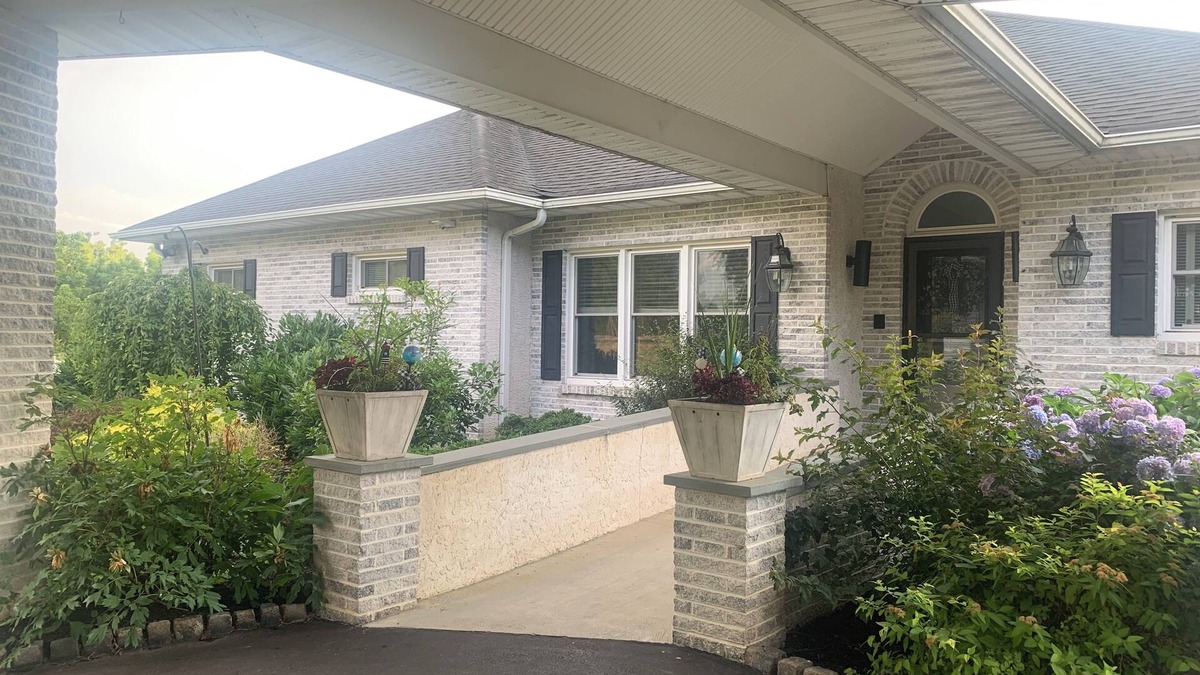 Forest Grove House | 1-bedroom guesthouse with sunroom and gas fireplace on Bloom Farm in Doylestown