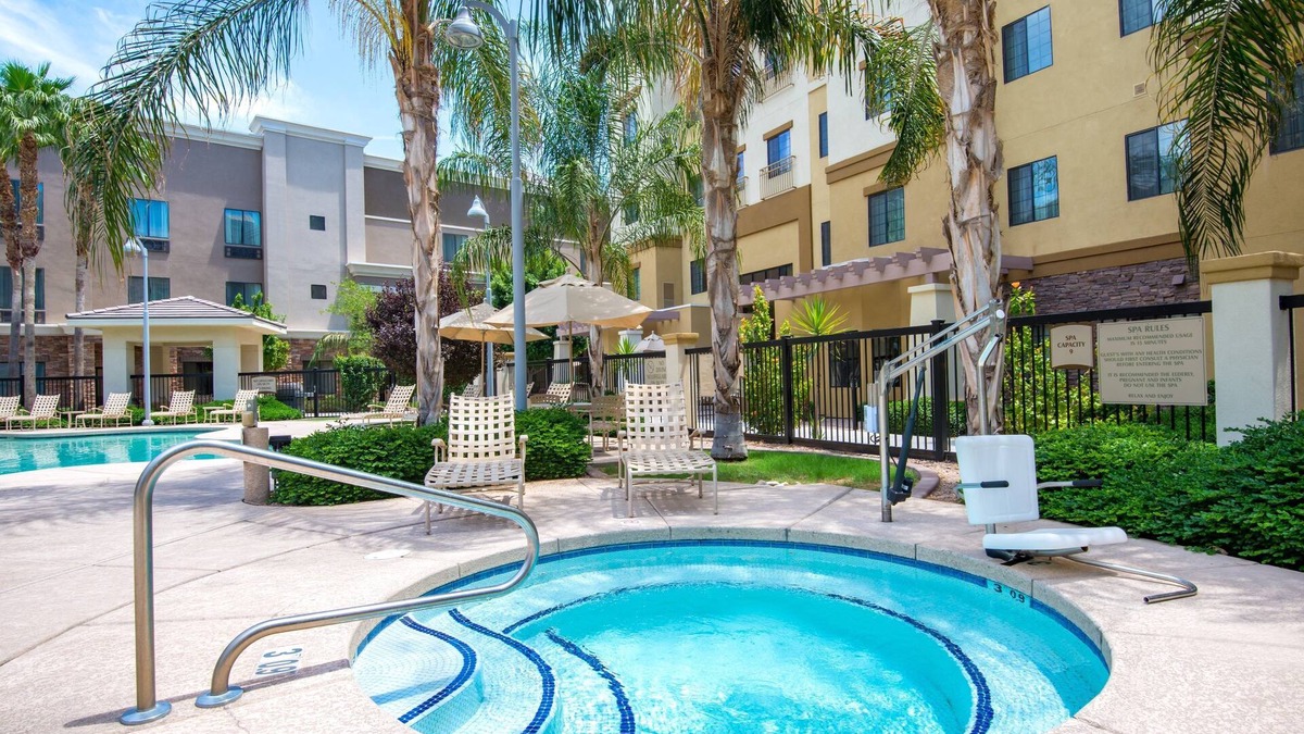 Glendale Sports and Entertainment District Condo | 1 Bedroom | Heated Outdoor Pool + Free Breakfast