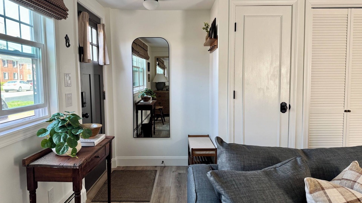 South Glastonbury Apartment | 1 Bedroom in Historic Glastonbury Center off Main St!