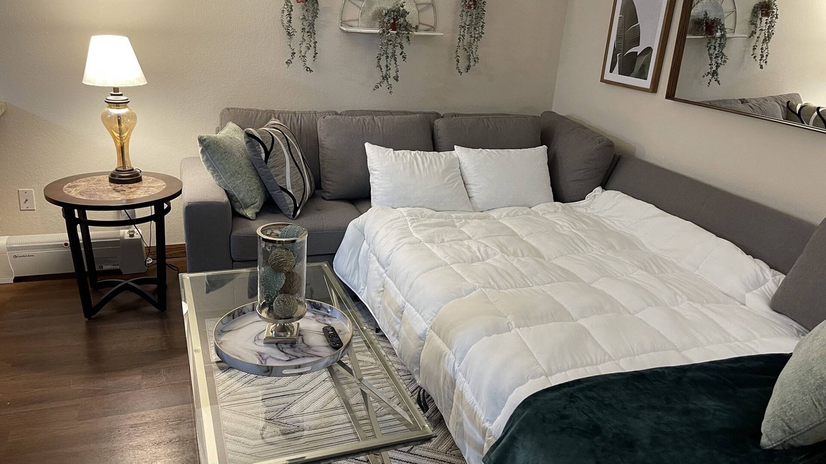 La Crosse Apartment | 1 Bedroom lake facing apartment less than 8 miles From Downtown La Crosse.