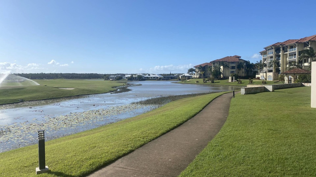 Pelican Waters Apartment | 1 bedroom Resort Apartment 5 minutes from Golden Beach