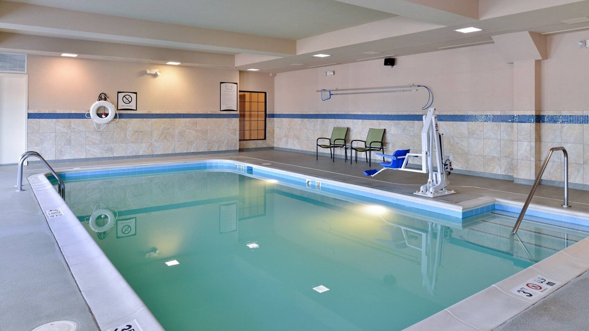 Aquia Harbour Condo | 1 Bedroom | Shared Indoor Pool. Free Breakfast