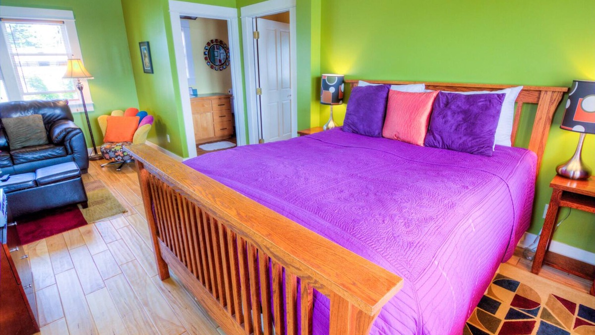 Friday Harbor Condo | 1 Bedroom, Sleeps 6 Steps From the Friday Harbor San Juan Island Ferry, Washington