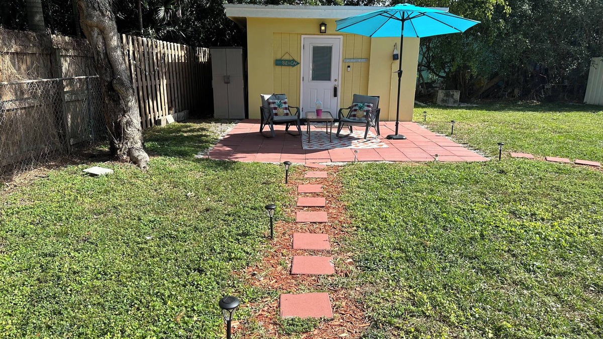 Lake Worth Corridor House | 1 Bedroom Studio Cottage Patio Grill Firepit Parking