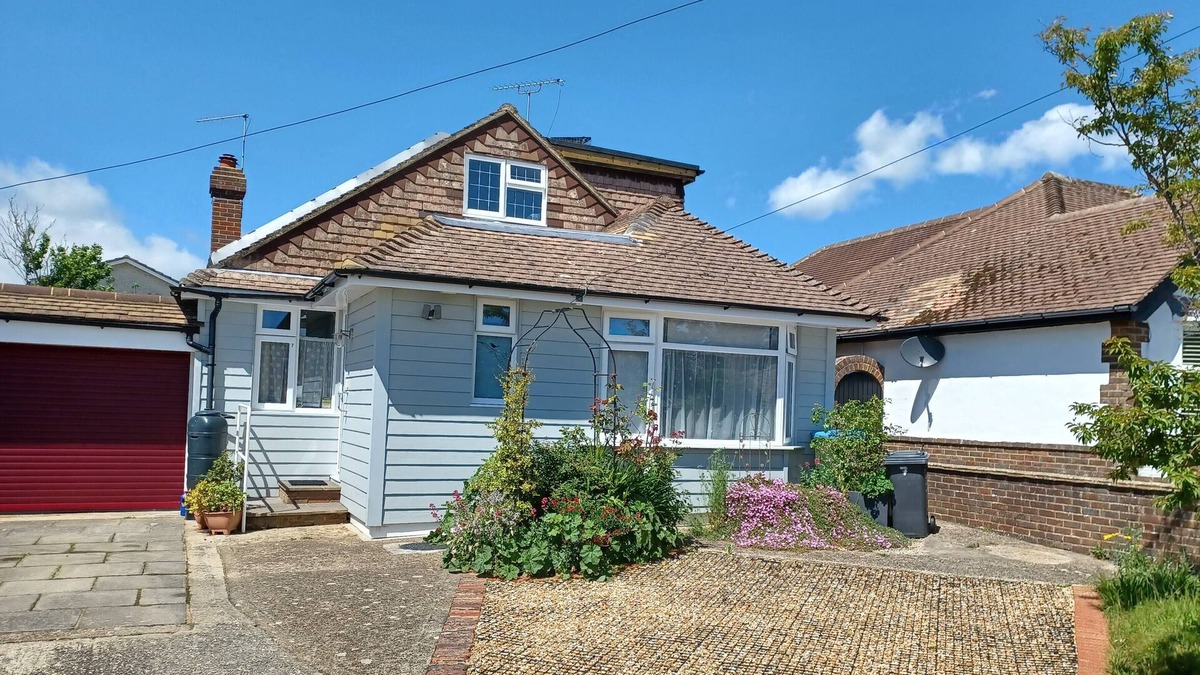 Littlehampton Apartment | 1 Bedroom Studio Flat, close to beach, own entrance and parking.