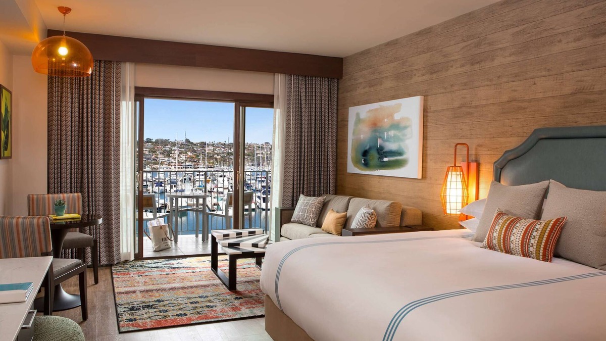 La Playa Hotel | 1-Bedroom Suite at a 4⭐️ Hotel