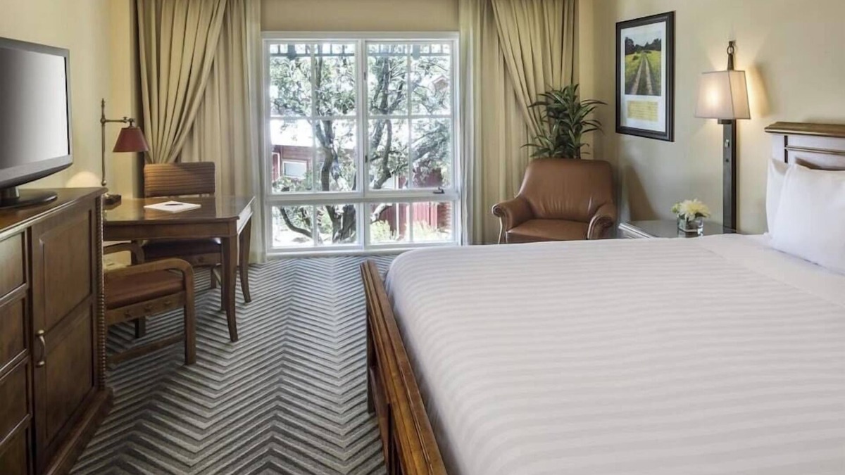 West San Antonio Hotel | 1-Bedroom Suite at a 4⭐️ Hotel