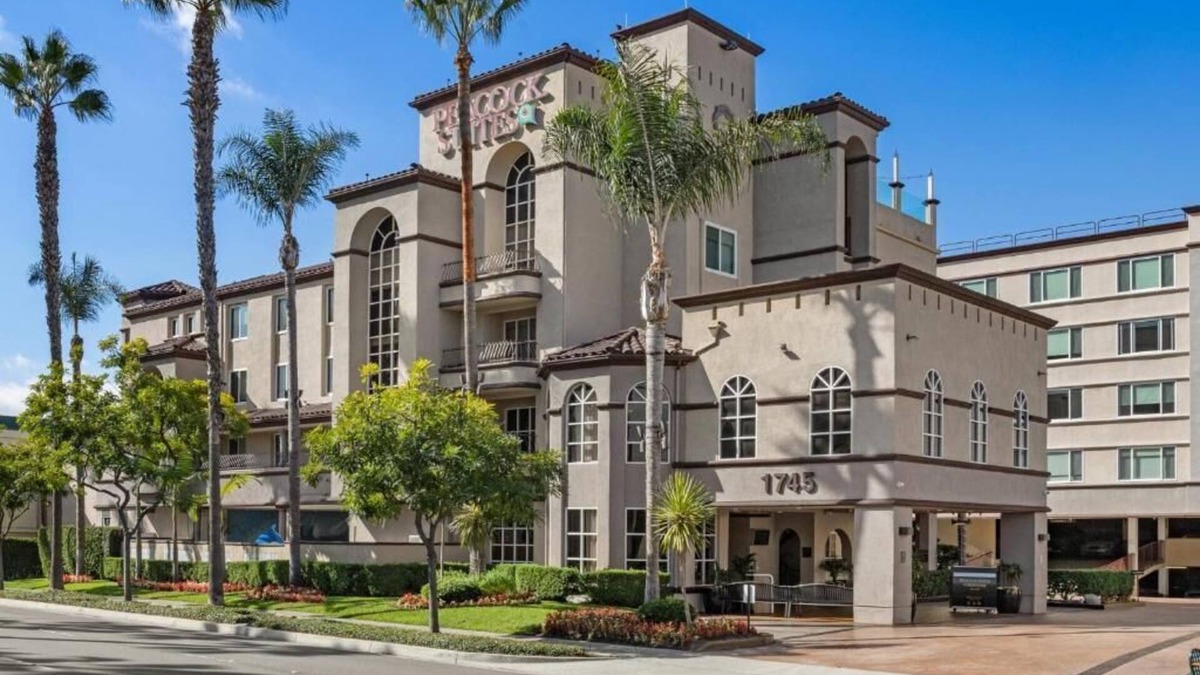 Southeast Anaheim Apartment | 1 Bedroom Suite @ Peacock Suites April 5th - 12th. Enjoy Disney land!