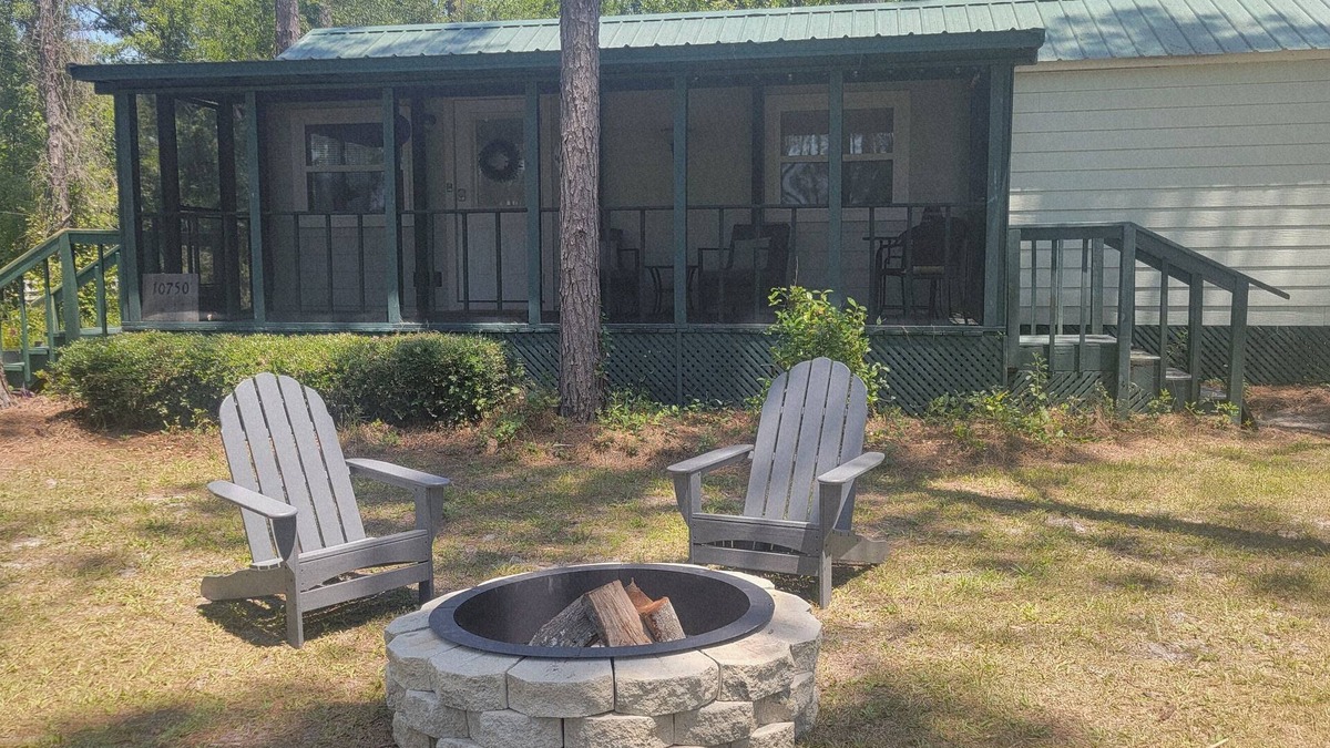 Jasper Cottage | 1 bedroom tiny house 8 minutes from Spirit of the Suwannee Music Park.