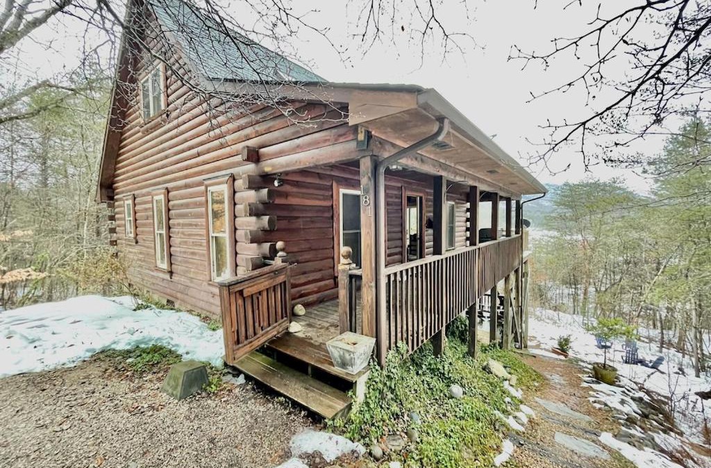 Vein Mountain House | 1 bedroom with a loft and hot tub cabin 45 minutes to Asheville