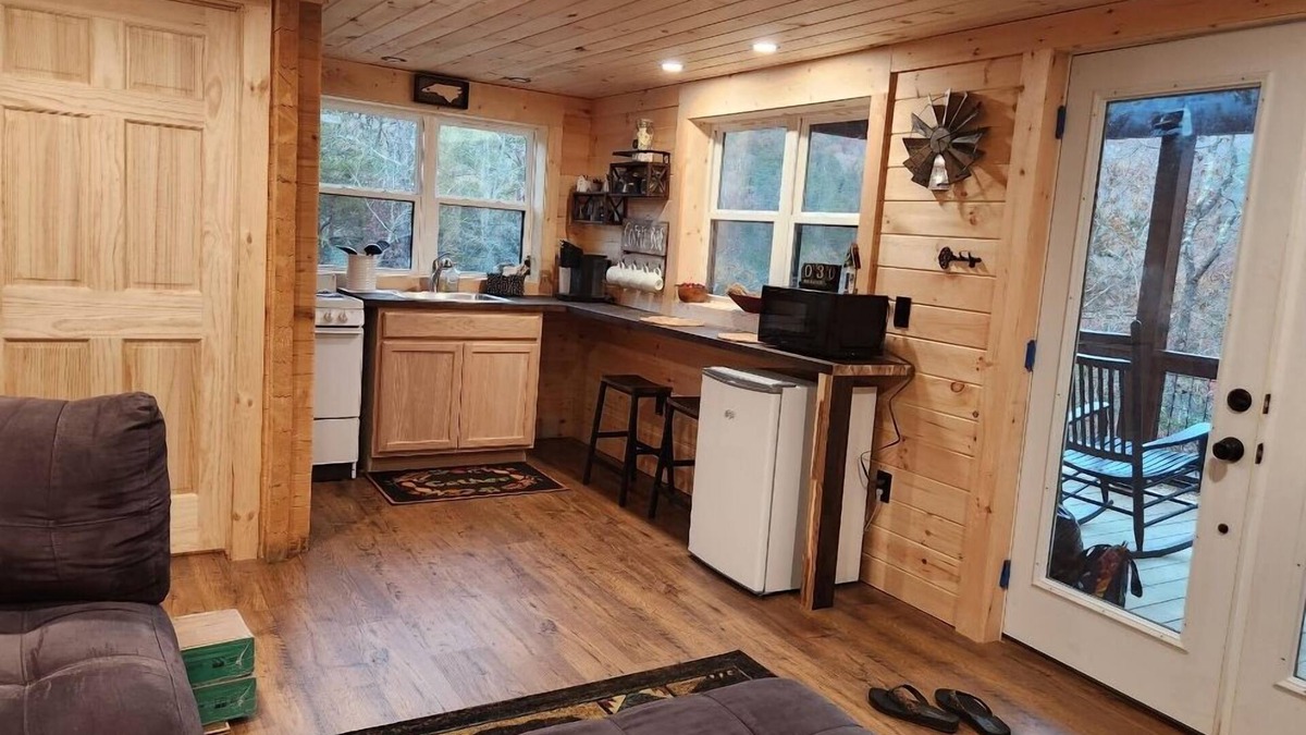 Cullowhee Cabin | 1 bedroom with a loft. Sleeps 4. Great mountain views.Dogs are allowed with fee.