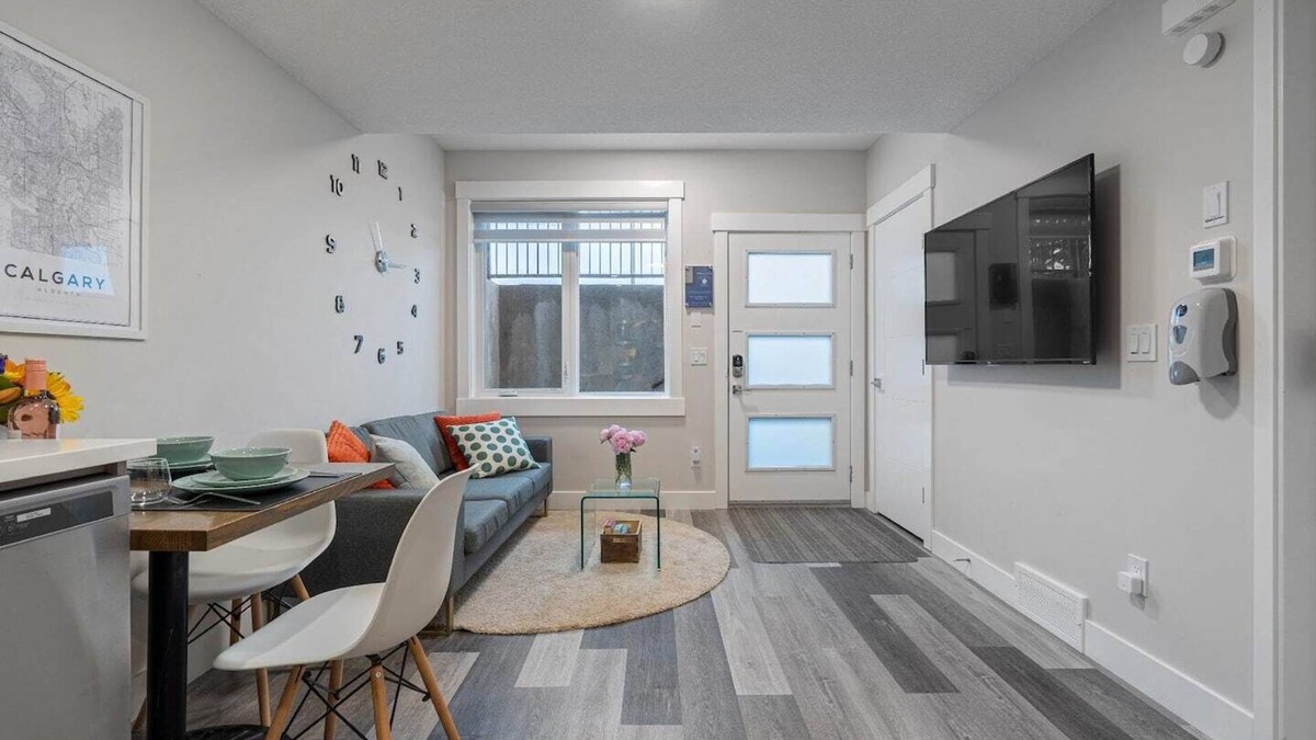 Southwest Calgary Apartment | 1 Bedroom with Sleeper Sofa Sleeps 3! Great Central Location