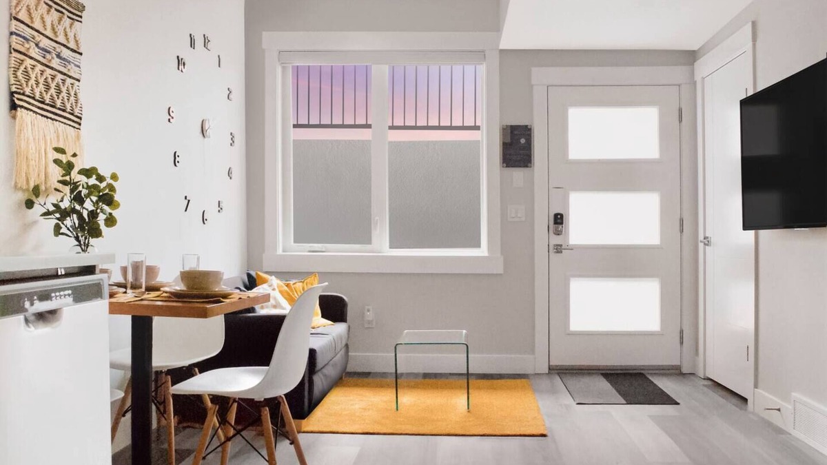 Southwest Calgary Apartment | 1 Bedroom with Sleeper Sofa Sleeps 3! Near downtown and Foothills Hospital