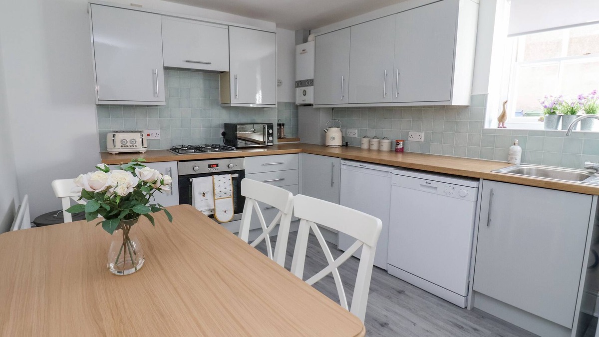 Howden Cottage | 1 BISHOPGATE COURT, family friendly in Howden