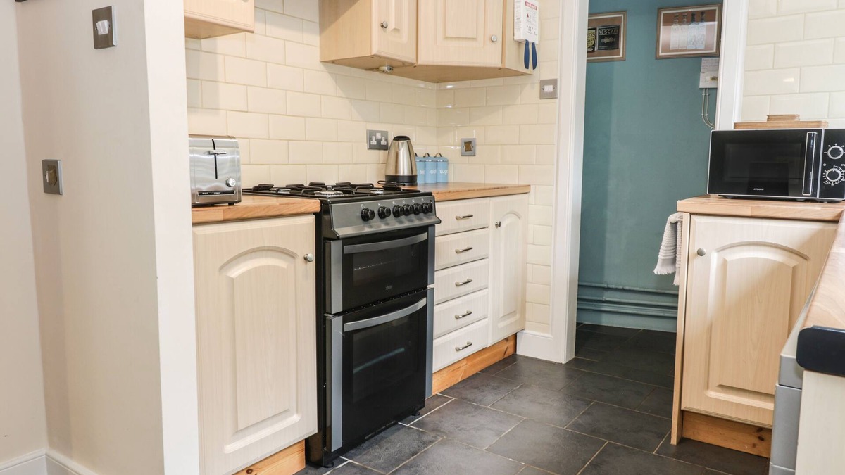 St Boswells Cottage | 1 BLINKBONNY COTTAGES, pet friendly, with open fire in St Boswells