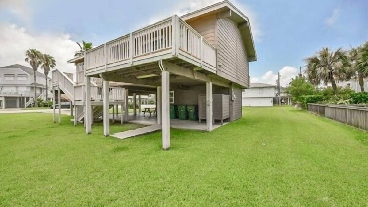 Pirates Beach House | 1 Block from beach-Gulf View! -Pet-Friendly