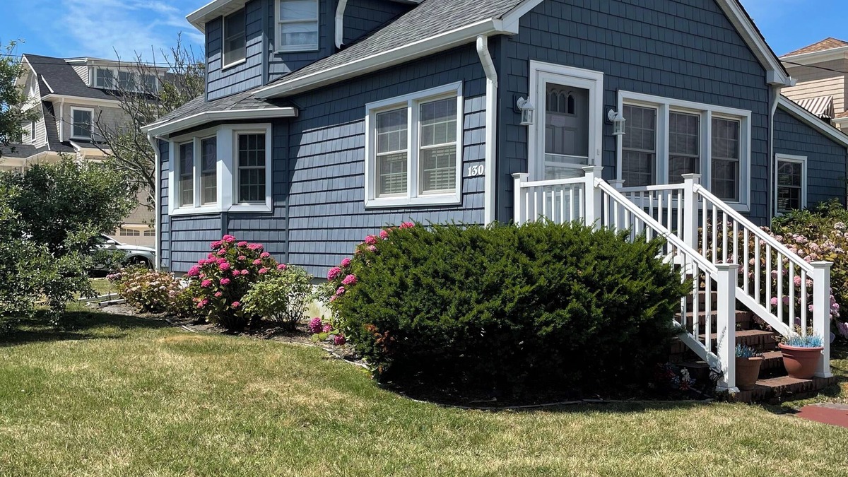 Mantoloking House | 1 block from the beach with 4 beach badges