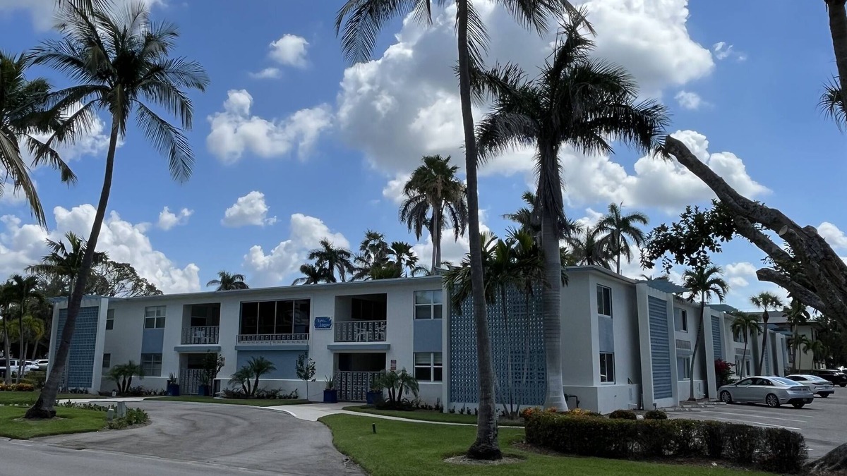 Old Naples Condo | 1 Block to Beach, heart of Old Naples, renovated fall ’23, Perfect Location