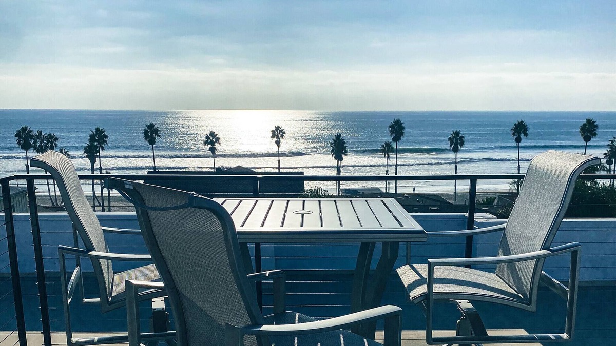 Townsite Condo | 1 Block to Beach, Newly Renovated 2/2 Beach Resort Condo w/private patio & pool
