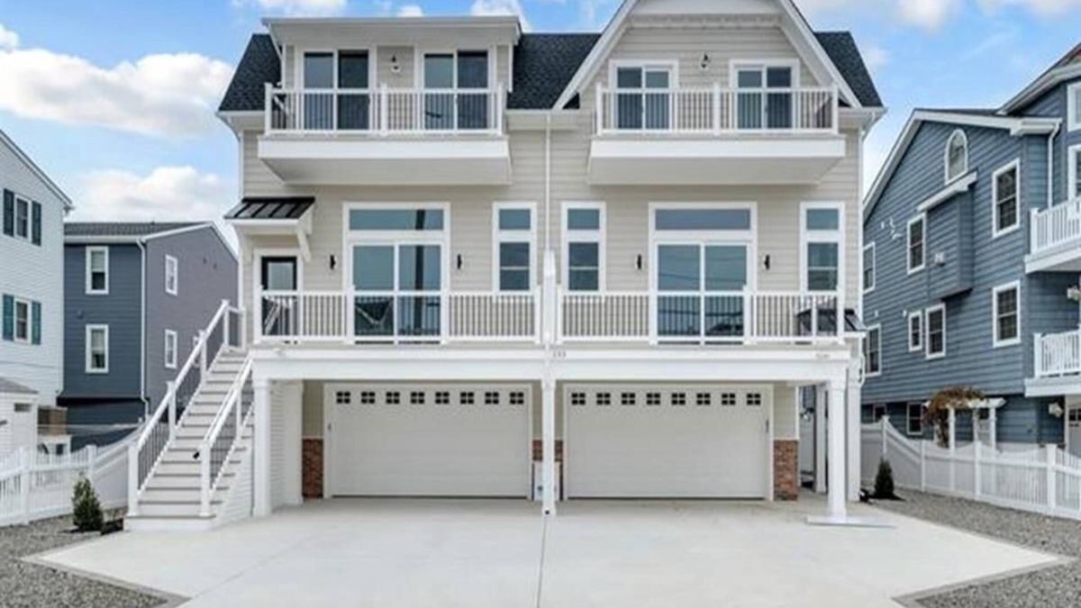 Sea Isle City House | 1 Block to Beach Mid-Island Elevator and a Pool Dreams do come true