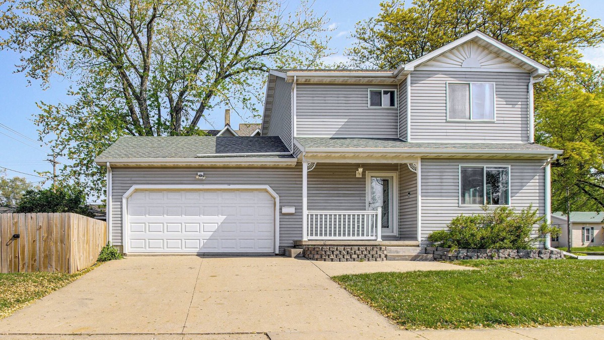 Oskaloosa House | 1 Block to Dtwn Oskaloosa: Family Home w/Deck!