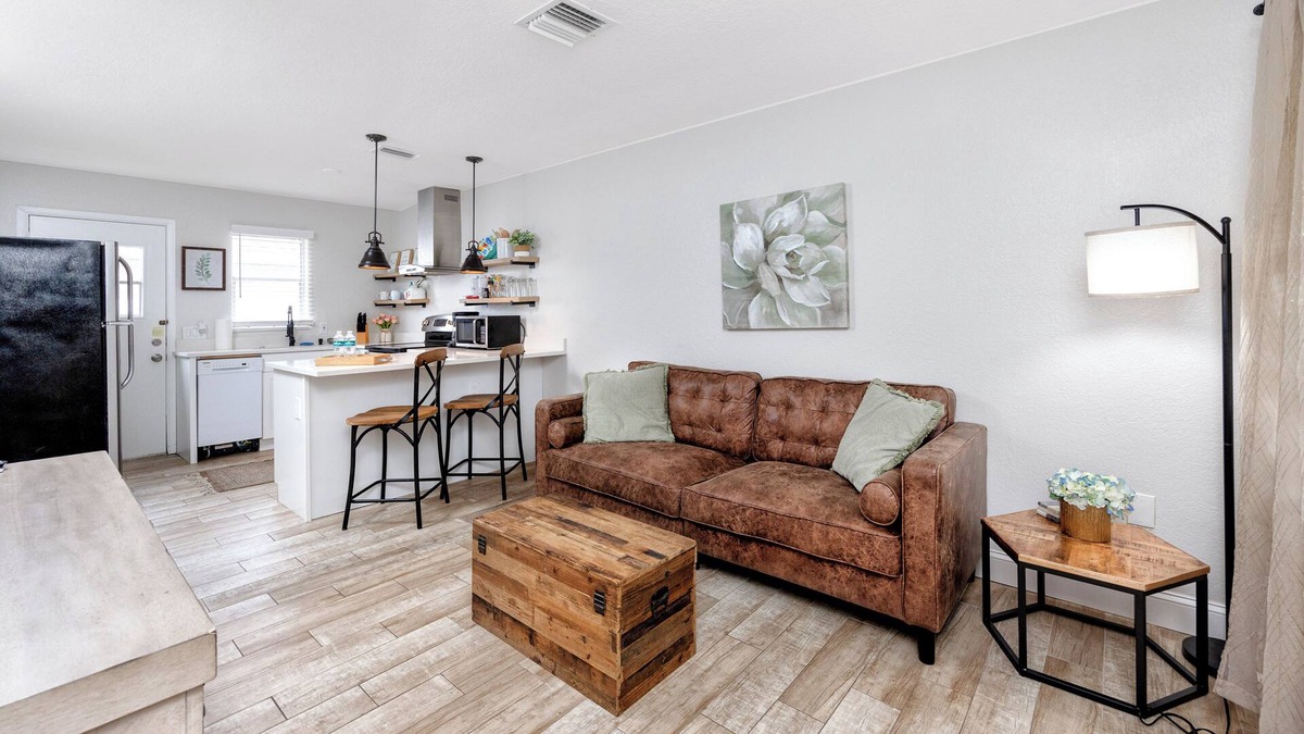 New Port Richey House | 1 block to dwnt/7min beach/king bed/Free parking