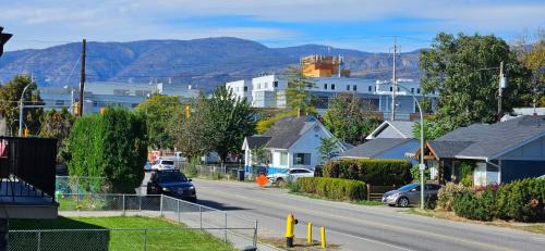 South Central Apartment | 1 block to Kelowna General Hospital 2 blocks to Beach 1km to OUC 1km to Downtown Kelowna 20min to YLW