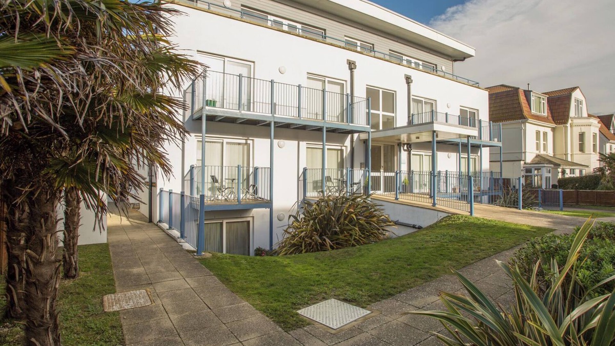Southbourne Cottage | 1 BLUE WATERS, country holiday cottage, with a garden in Southbourne