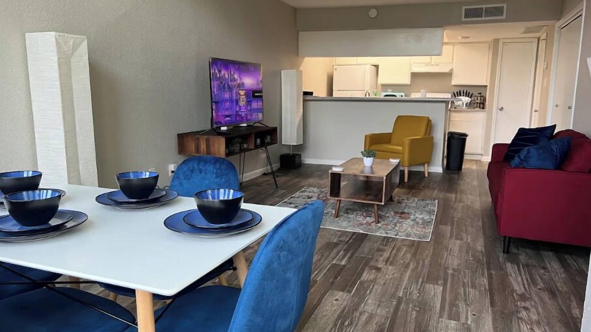 Sharpstown House | 1 BR 1.5 BA Modern Town House Near DownTown