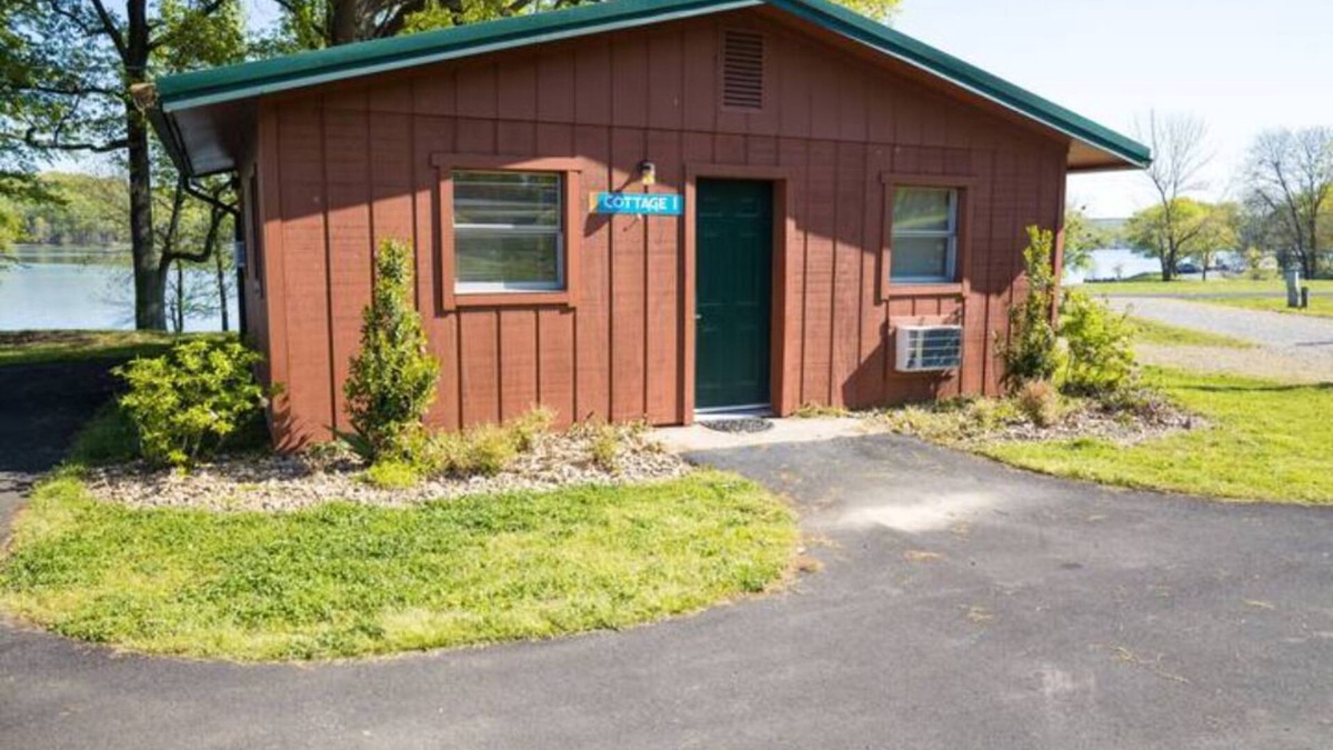 Cadiz Cottage | 1 BR 1 Bath Lakeside Cottage Retreat