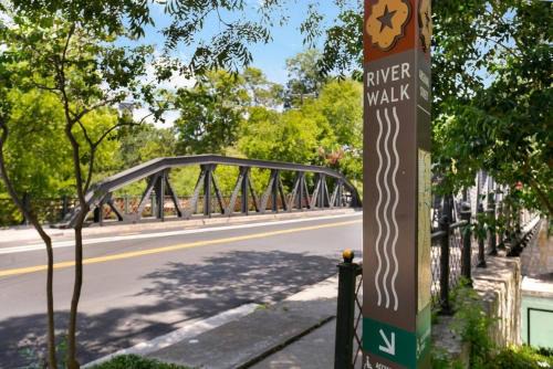 Tobin Hill House | 1 BR 1BA Downtown Riverwalk Golf Zoo and Pearl