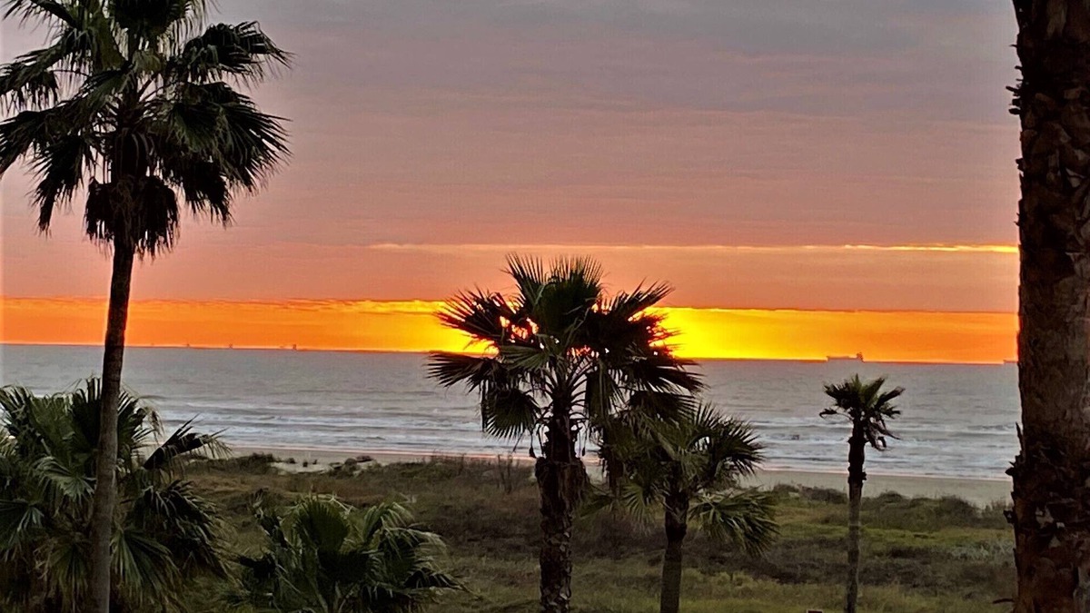 Galveston Condo | 1-br 2balcony Galvestonian condo directly on beach! No highway! Close to Strand