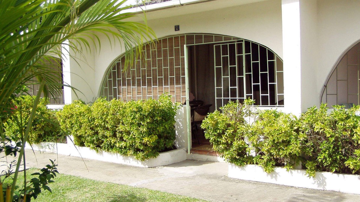 Sunset Crest Condo | 1 BR Condo with washing machine in unit in Sunset Crest/Holetown - West Coast.
