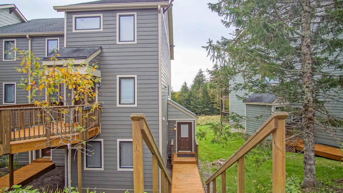 Snowshoe Condo | 1 Br: Powderidge 30:Slope Side, Pet Friendly end unit on Shuttle Route