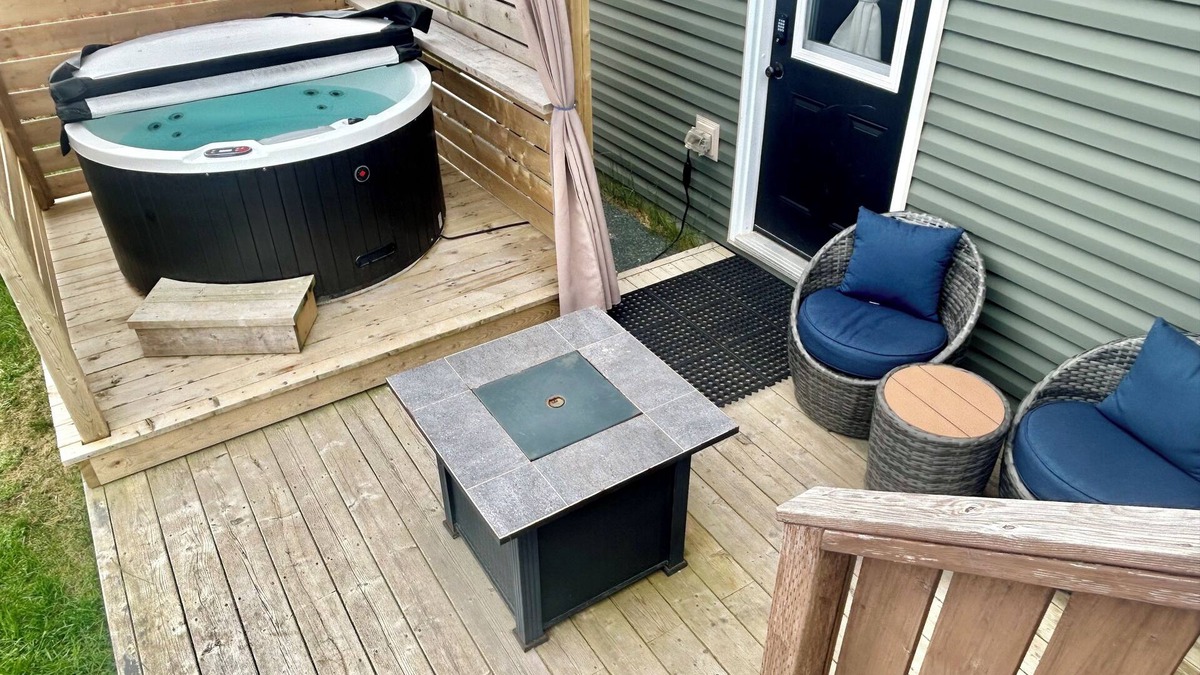 Terra Nova Apartment | 1 BRM suite w/kitchenette + hot tub + air conditioning- free off street parking